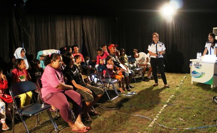 Edukasi air bersih dari Aqua kepada warga